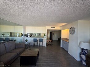 Building Photo - 750 S Royal Crest Cir