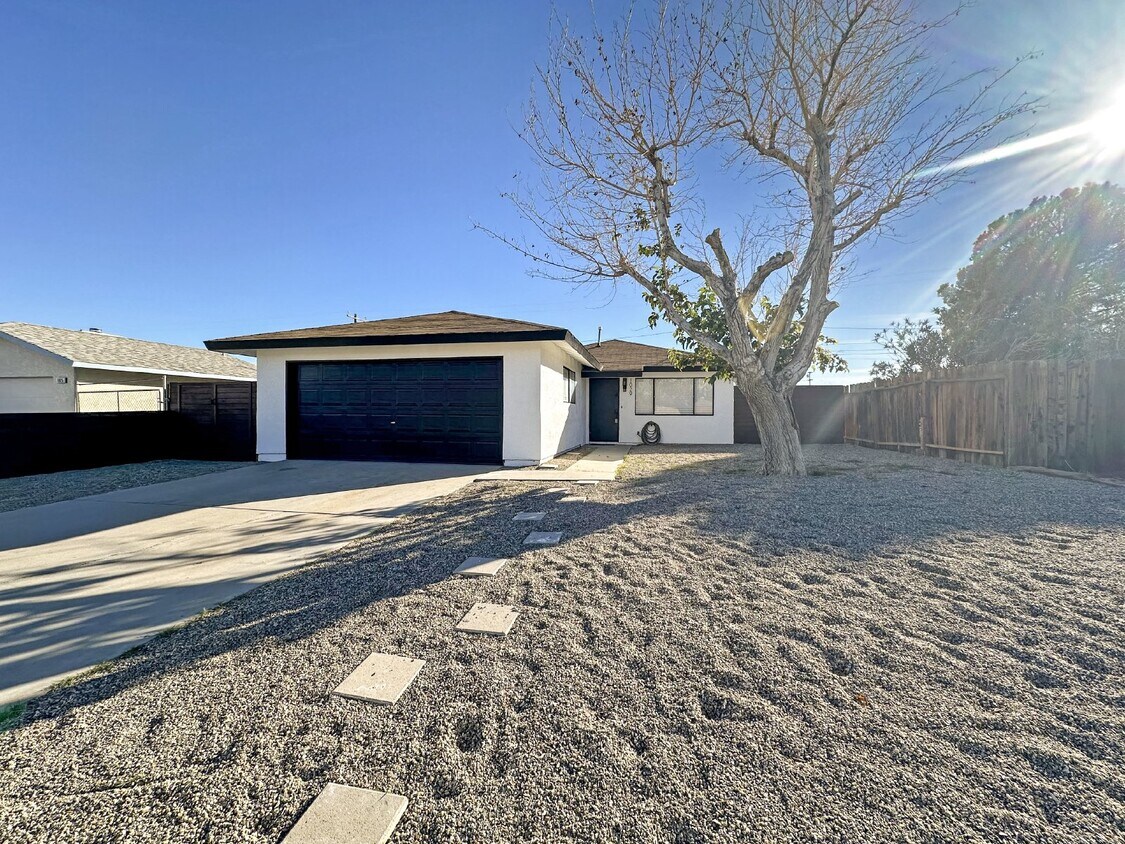 1029 W Mariposa Ave, Ridgecrest, CA 93555 Room for Rent in Ridgecrest