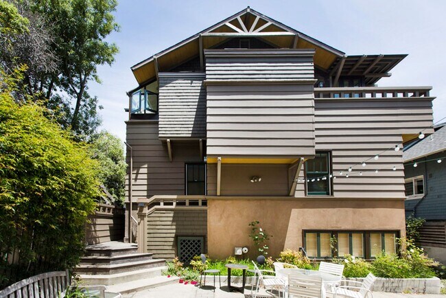 Foto del edificio - Sunny Apartment in Elmwood Neighborhood