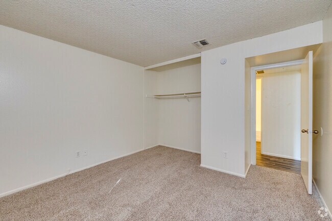 2BR, 2BA, 878SF, segundo dormitorio - San Aurelio