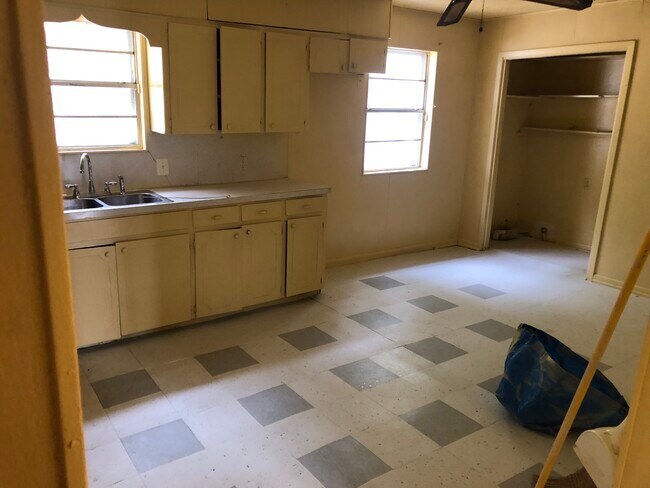 Foto del edificio - 1321 W 57th St