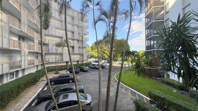 Building Photo - 3401 N Country Club Dr