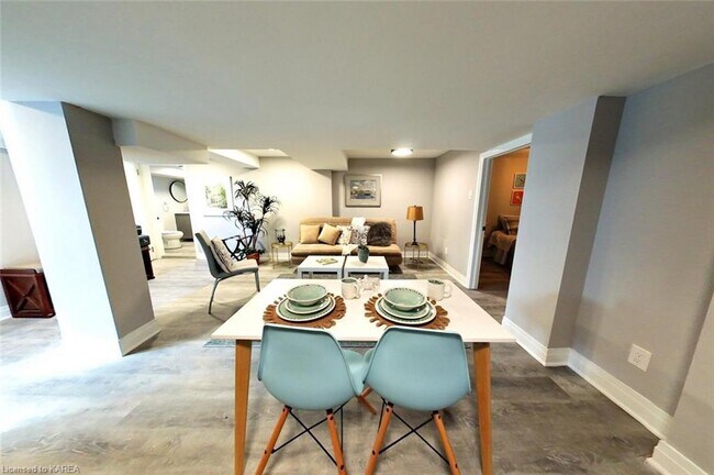 Photo du bâtiment - 38Stylish 2 Bedroom Apartment – All Utilities & Parking Included – $1,849/month Ruskin St