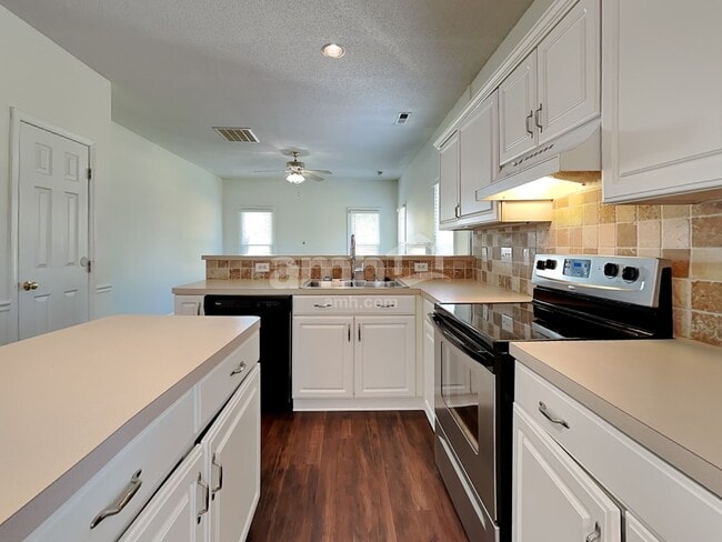 Foto del edificio - 3300 Kemper Ct