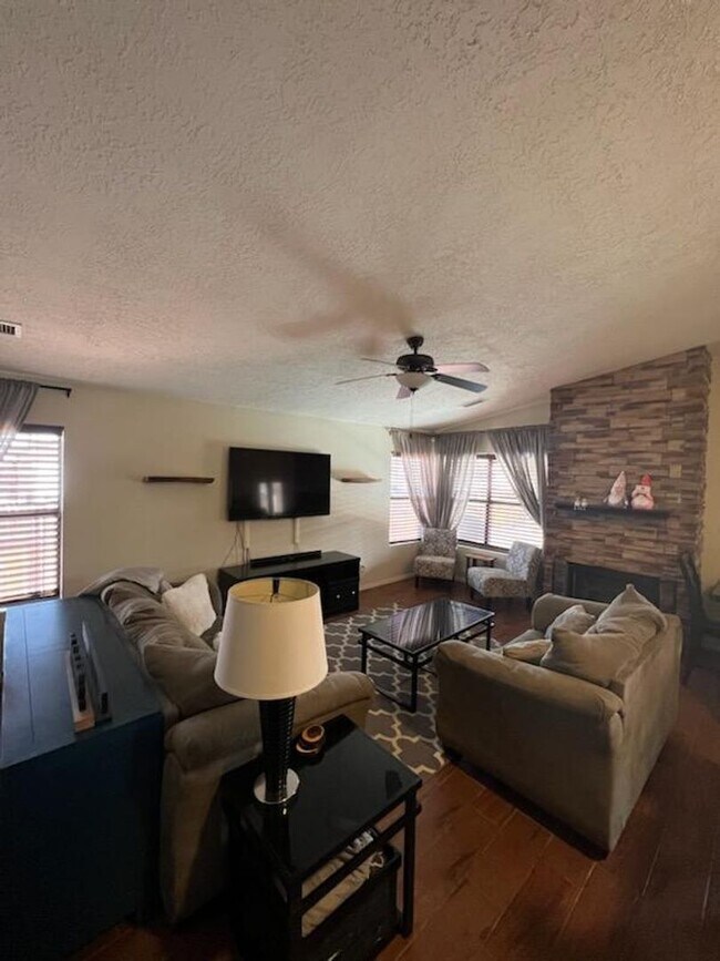 Building Photo - Three bedroom, two bath, single story home