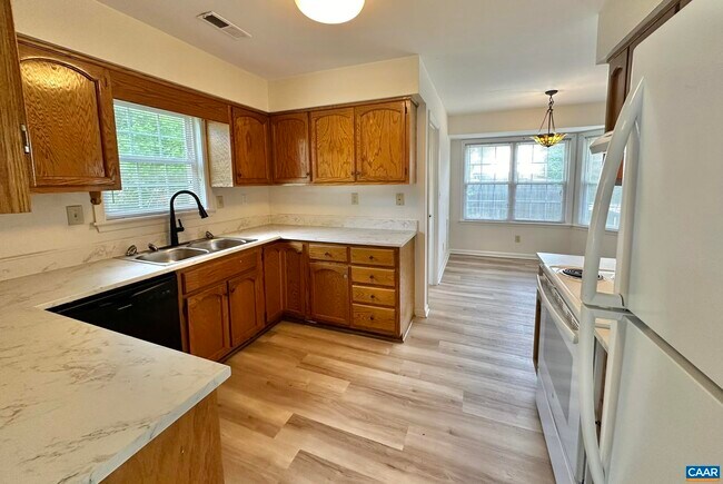 Foto del edificio - 839 Harris Rd