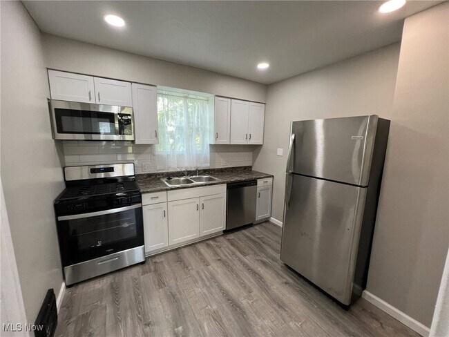 Foto del edificio - 784 Rosamond Ave