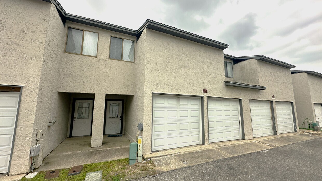 Primary Photo - LOVELY 2/2.5 w/ Garage, Deck, Washer/Dryer...