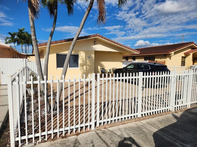 Foto del edificio - 1285 W 39th Pl