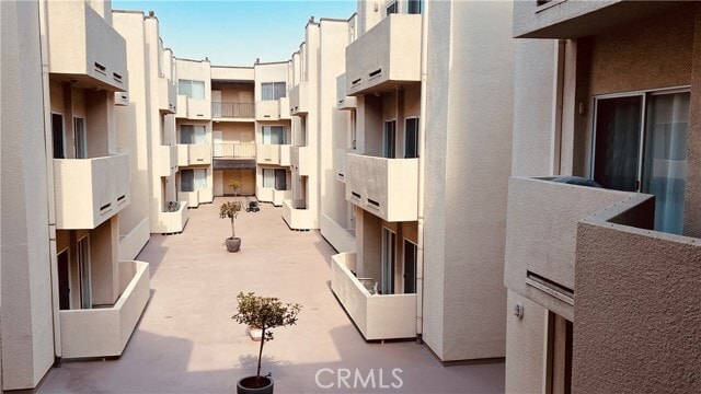 Foto del edificio - 19350 Sherman Way