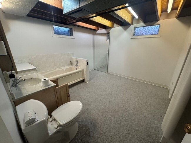 Building Photo - House across from Waverly Highschool!