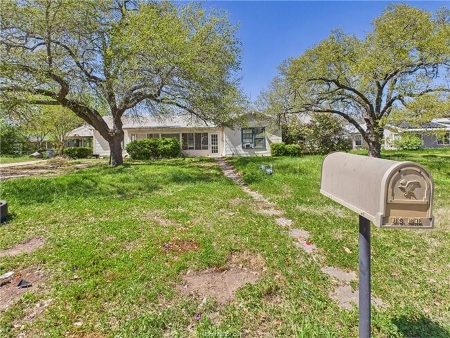 Building Photo - LATE JULY MOVE IN!  Adorable 3 Bedroom 2 Bathroom House