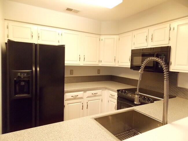 Foto del edificio - 12 Spruce Ct