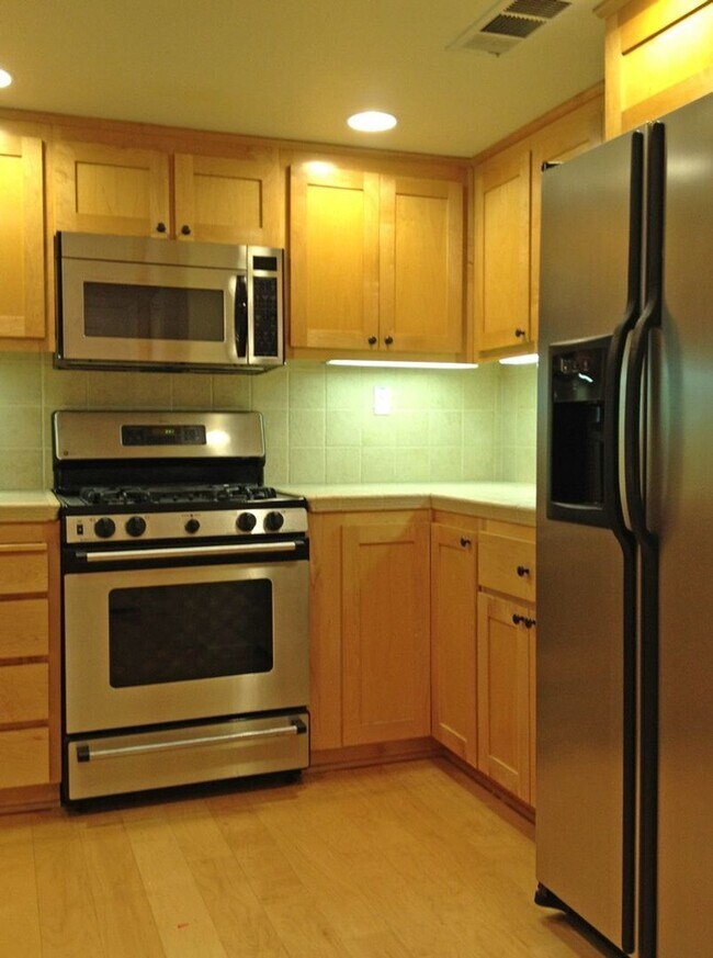Building Photo - 2 Bedroom Townhouse in Southwest San Jose