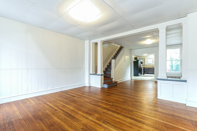 Foto del edificio - Charming and Spacious House Available Now