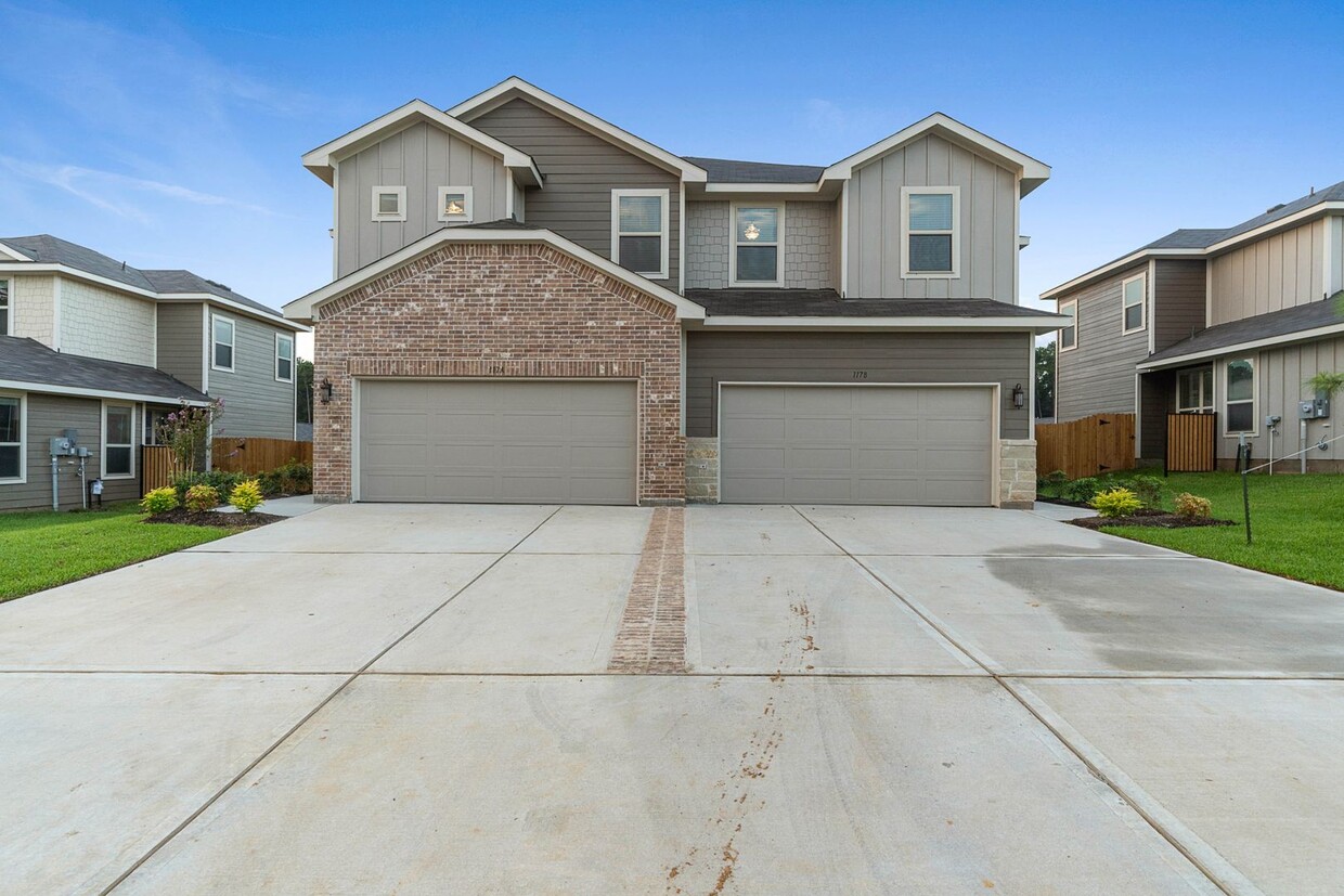 Primary Photo - Duplex Conroe