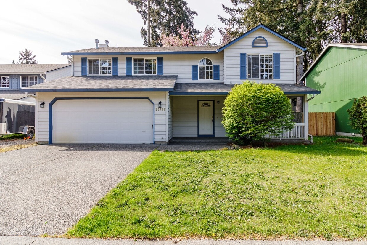 Spacious 4 Bedroom Home | 2,116 SF | Great Room with Fireplace | Fenced Backyard & 2-Car Garage - Spacious 4 Bedroom Home | 2,116 SF | Great Room with Fireplace | Fenced Backyard & 2-Car Garage