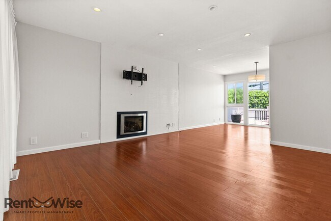 Building Photo - 1120 Oakwood Dr