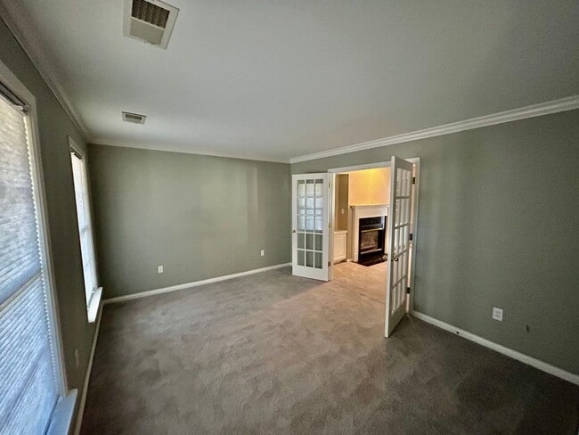 Building Photo - MOVE IN NOW OCTOBER RENT FREE -Spacious 4 ...