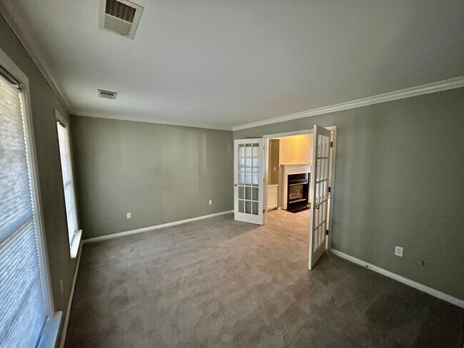 Foto del edificio - MOVE IN NOW OCTOBER RENT FREE -Spacious 4 ...
