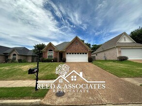 Building Photo - 10220 Green Moss Dr N