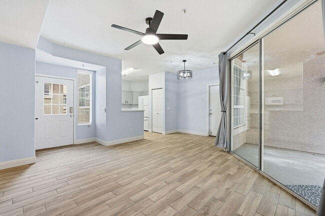 Foto del edificio - 1633 E Lakeside Dr