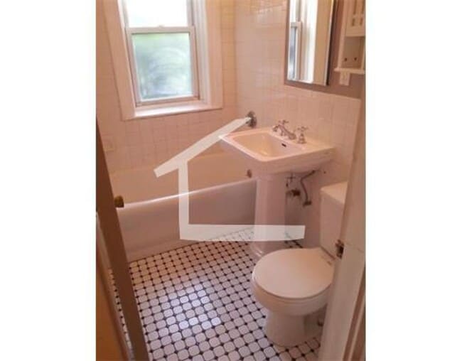 Building Photo - Beautiful 2 bedroom condo with all the ext...