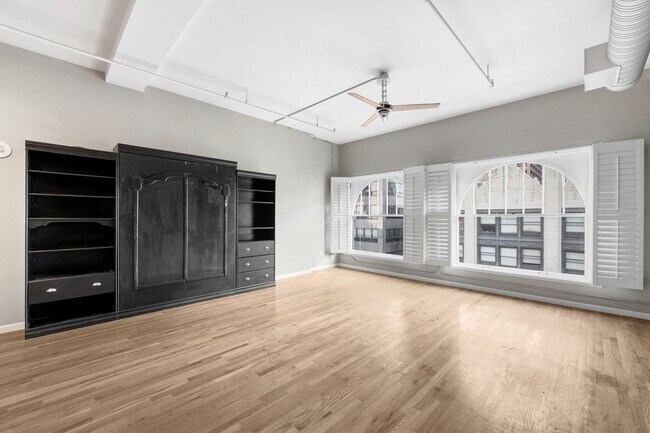 Foto del edificio - Spacious 1BD, 1BA Downtown Condo with Parking Spot