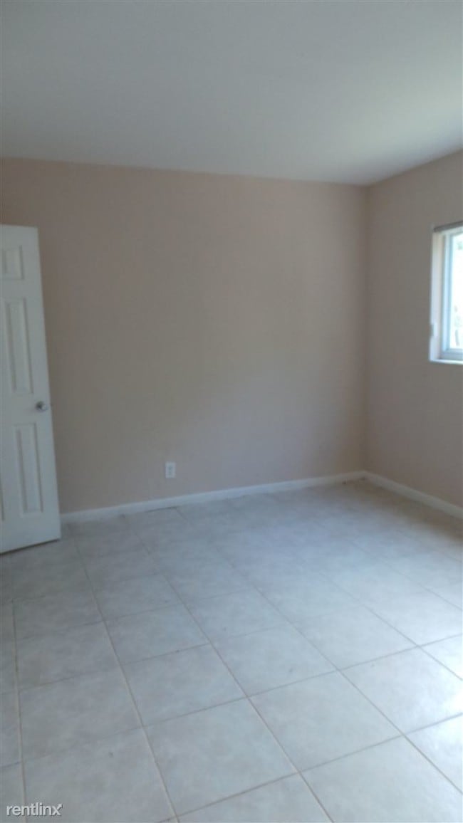 Building Photo - 4075 NE 1st Ave