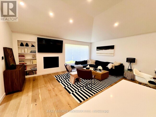 Building Photo - 51 Castlemere Crescent