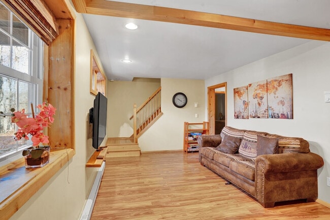 Building Photo - 1046 Maple Dr