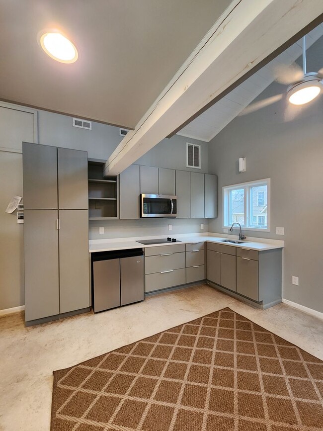 Building Photo - Black Mountain Cottage Rental!