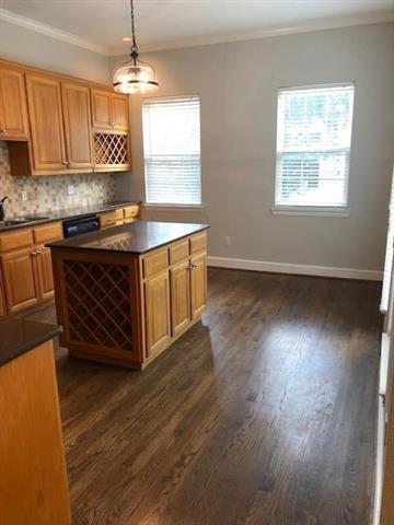 Foto del edificio - 5711 Lewis St