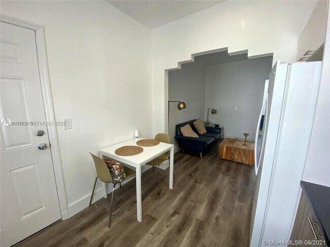 Foto del edificio - 8415 Harding Ave