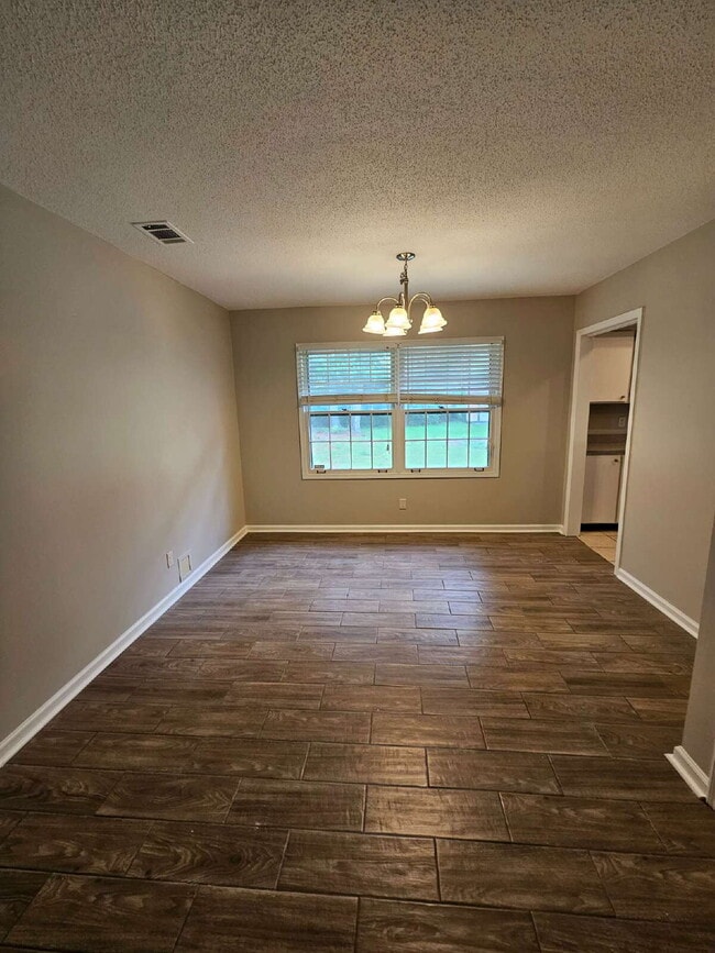Foto del edificio - Remodeled house within walking distance of...