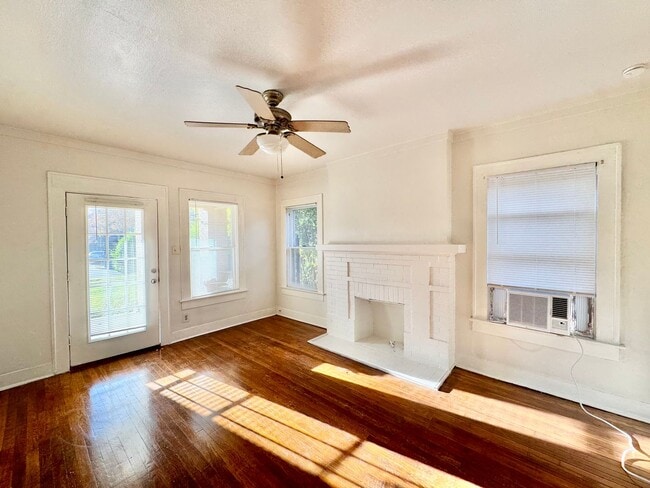 Building Photo - 1 Bedroom, 1 Bath Apartment - East Dallas