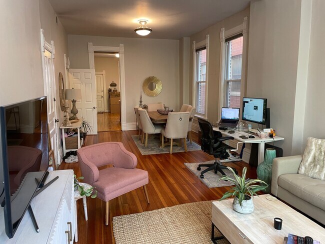 Foto del edificio - 1323 N Wicker Park Ave