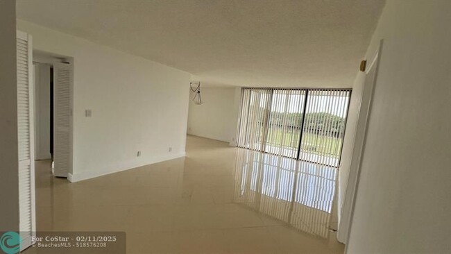 Foto del edificio - 7835 Lakeside Blvd