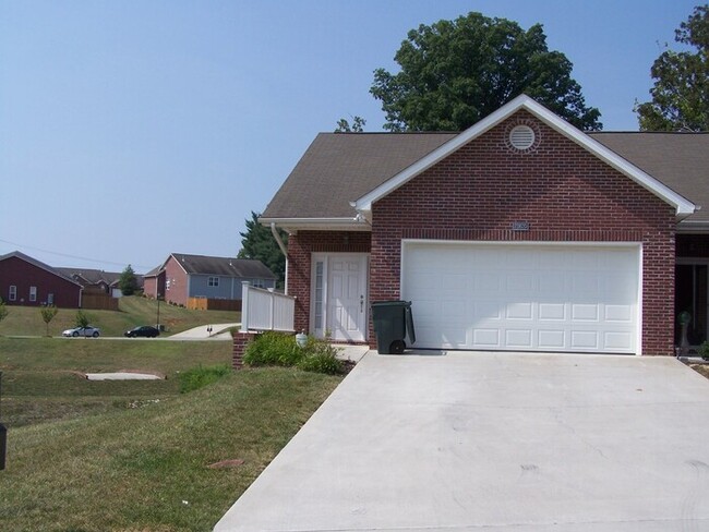 3 bed, 2 bath, 2 car garage w/ bonus room and fenced yard in W. Knoxville - 3 bed, 2 bath, 2 car garage w/ bonus room and fenced yard in W. Knoxville House