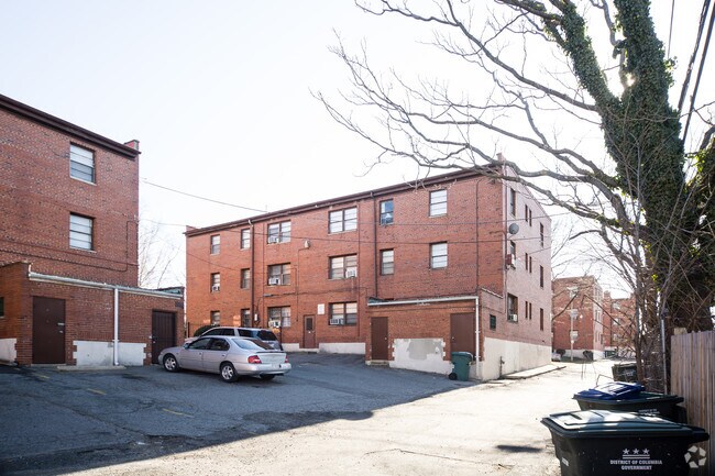 Foto del edificio - 3392 Blaine St NE