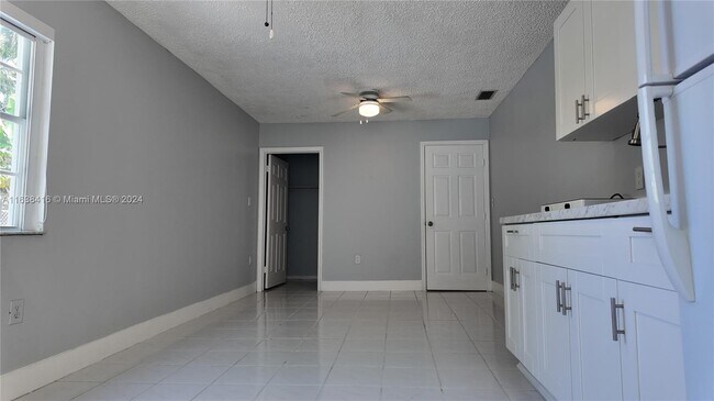 Foto del edificio - 18901 NW 77th Ct