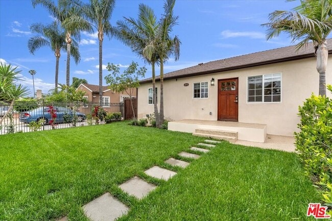 Building Photo - 6915 Encino Ave