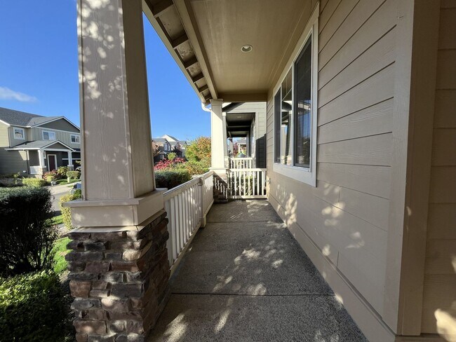 Foto del edificio - Spacious 4-Bedroom Home with Inviting Curb...