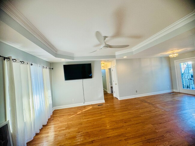Building Photo - 4 bedroom Waterfront oasis for rent in Bel...