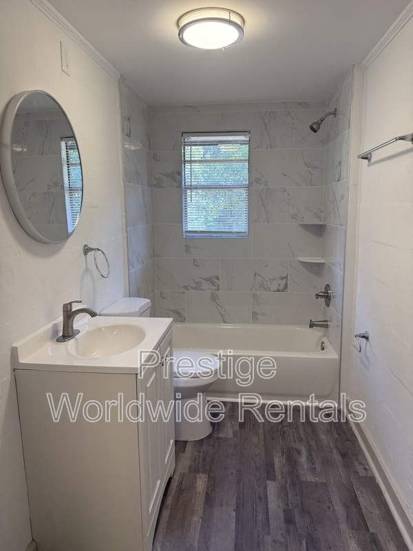 Building Photo - 108 Moore St