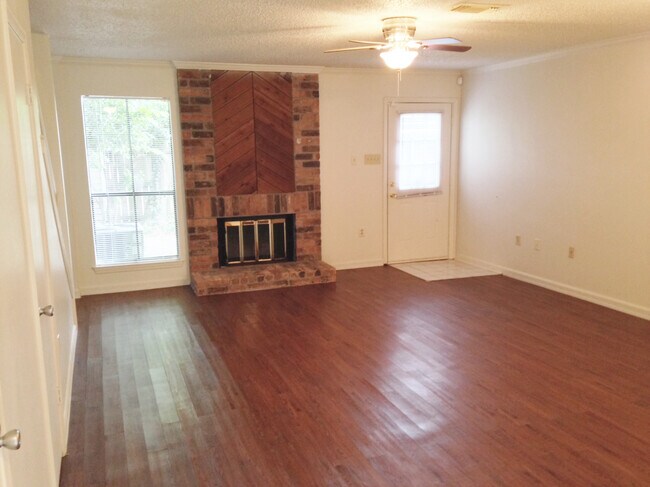 Building Photo - 9821 Siegen Ln