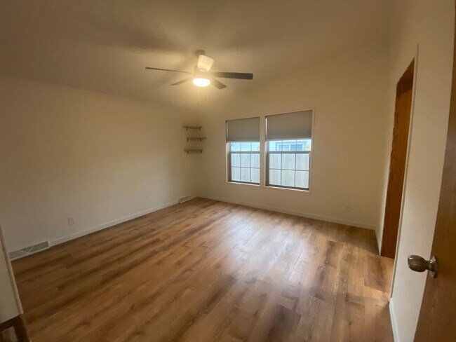 Foto del edificio - 1027 Falls Creek Dr