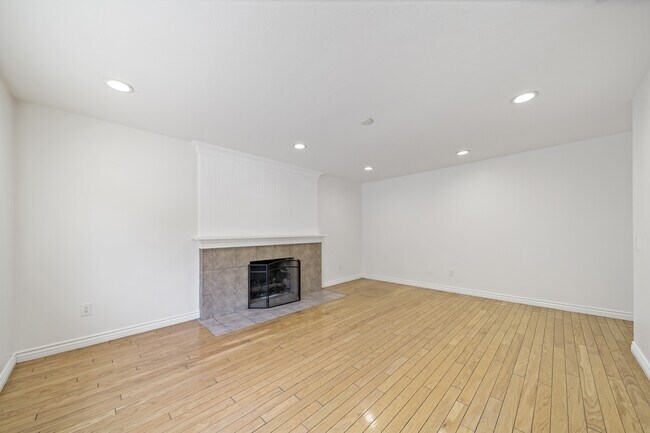 Building Photo - 225 Rosalynn Dr
