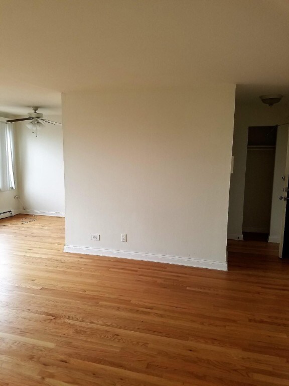 Building Photo - Spacious Studio in Lake View!