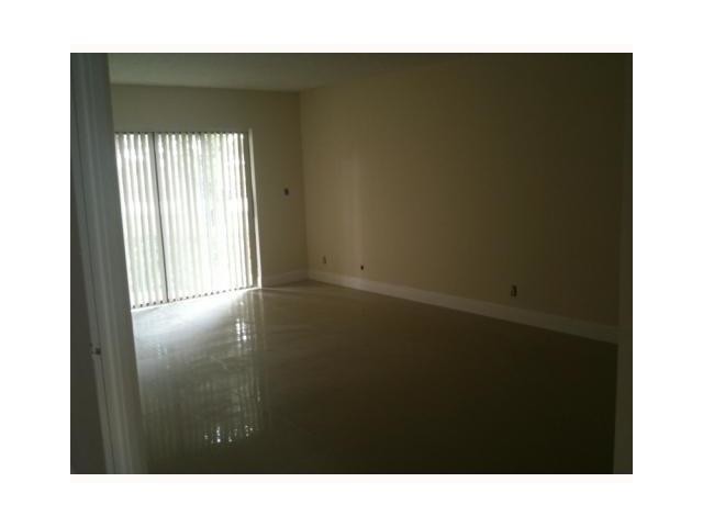 Foto del edificio - 8290 Lake Dr